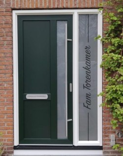 Raamfolie verticaal strakke lijnen en naam